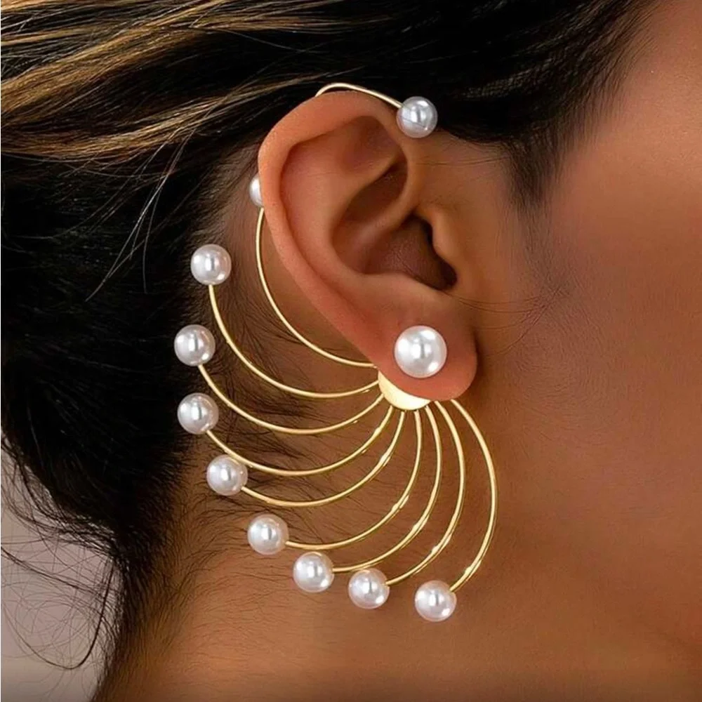 ✨Elegant Spiral Gold tone statement Pearl Ear Cuff